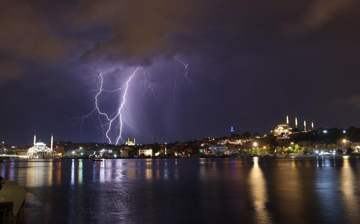 İstanbul'da şimseklerin ışığı tüm kenti sardı