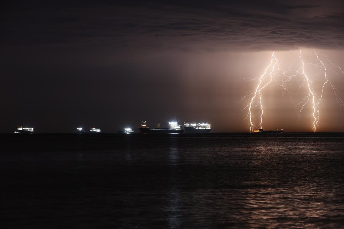 İstanbul'da şimseklerin ışığı tüm kenti sardı