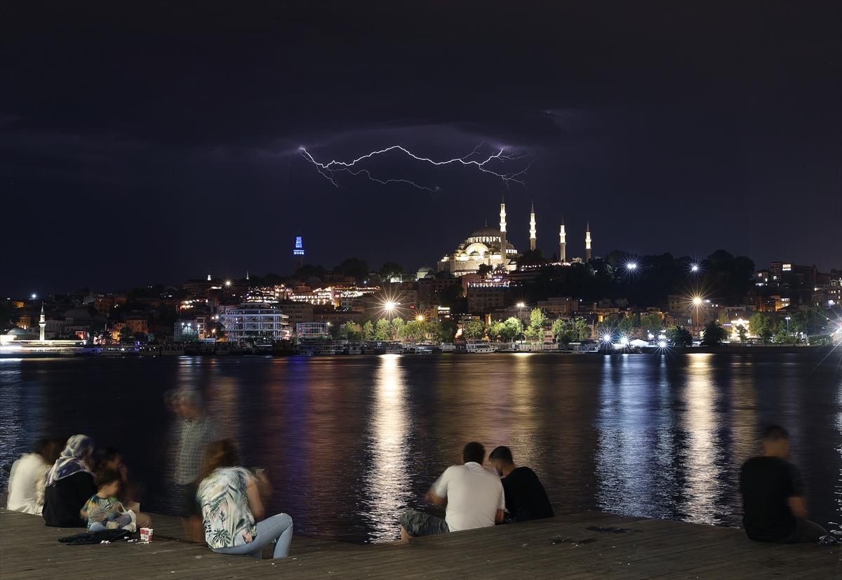 İstanbul'da şimseklerin ışığı tüm kenti sardı