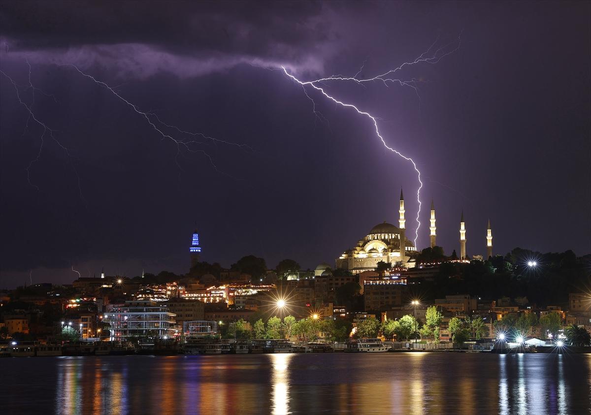 İstanbul'da şimseklerin ışığı tüm kenti sardı