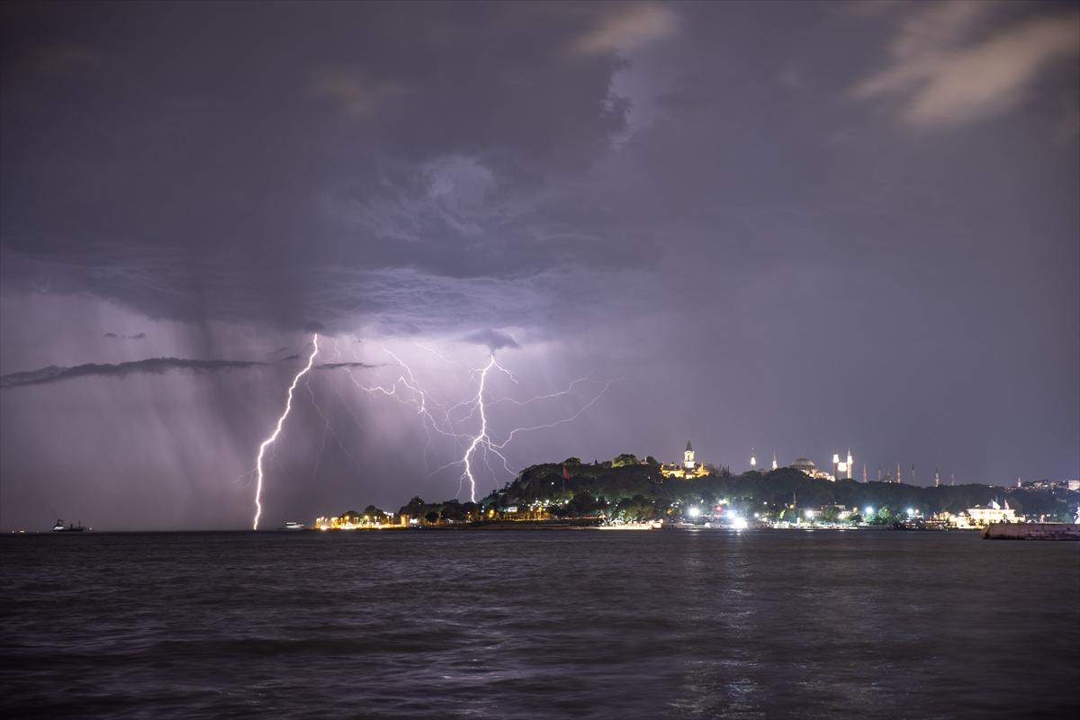 İstanbul'da şimseklerin ışığı tüm kenti sardı