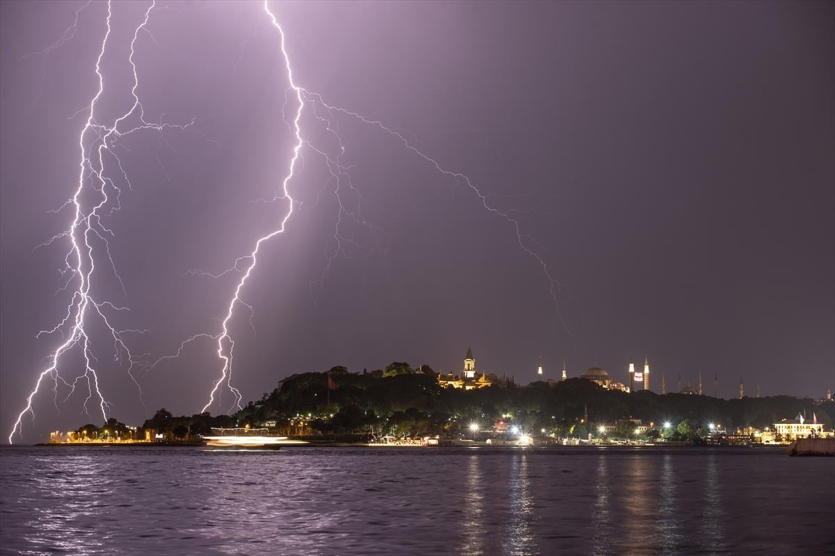 İstanbul'da şimseklerin ışığı tüm kenti sardı