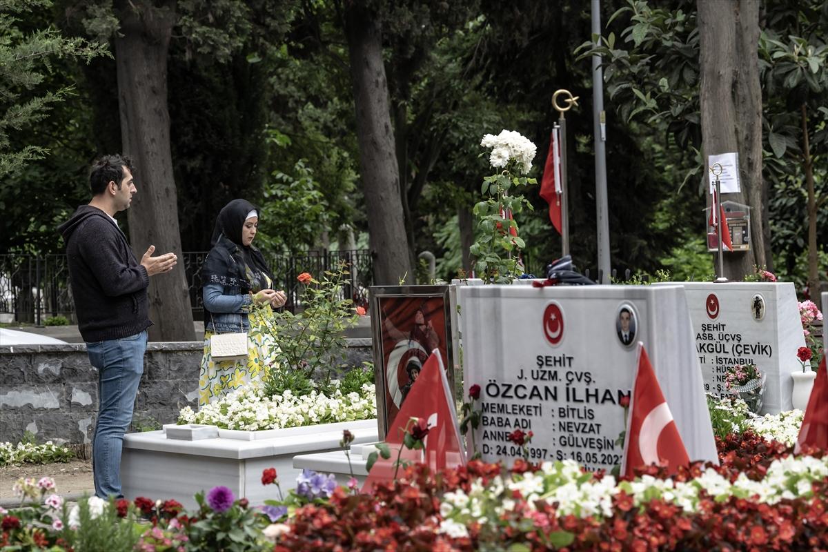 Bayramda şehitliklere buruk ziyaret