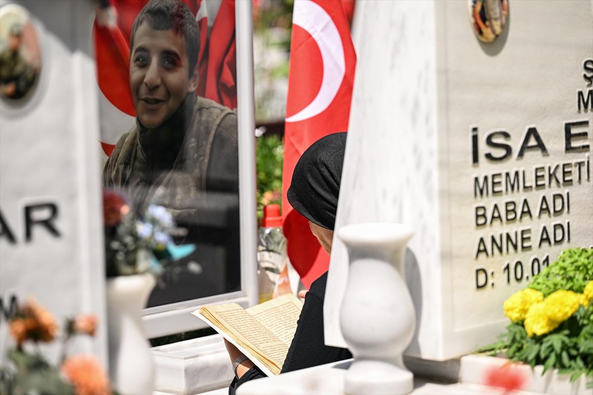 Bayramda şehitliklere buruk ziyaret