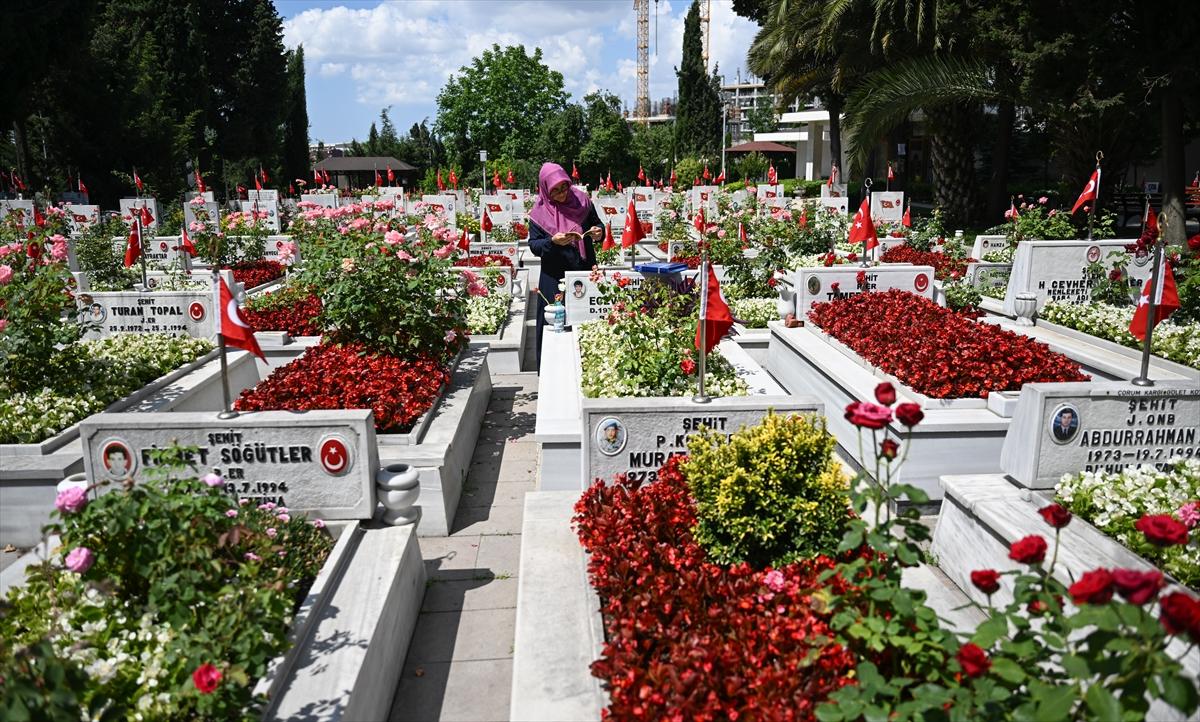 Bayramda şehitliklere buruk ziyaret