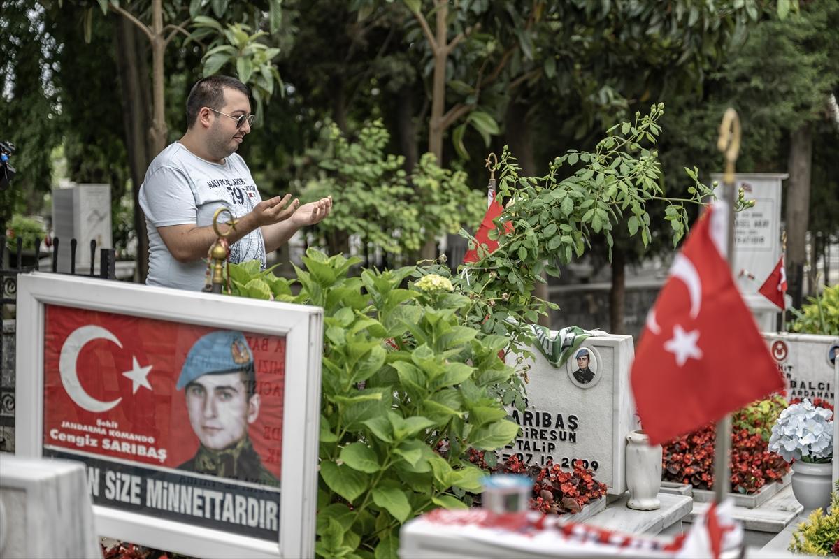 Bayramda şehitliklere buruk ziyaret