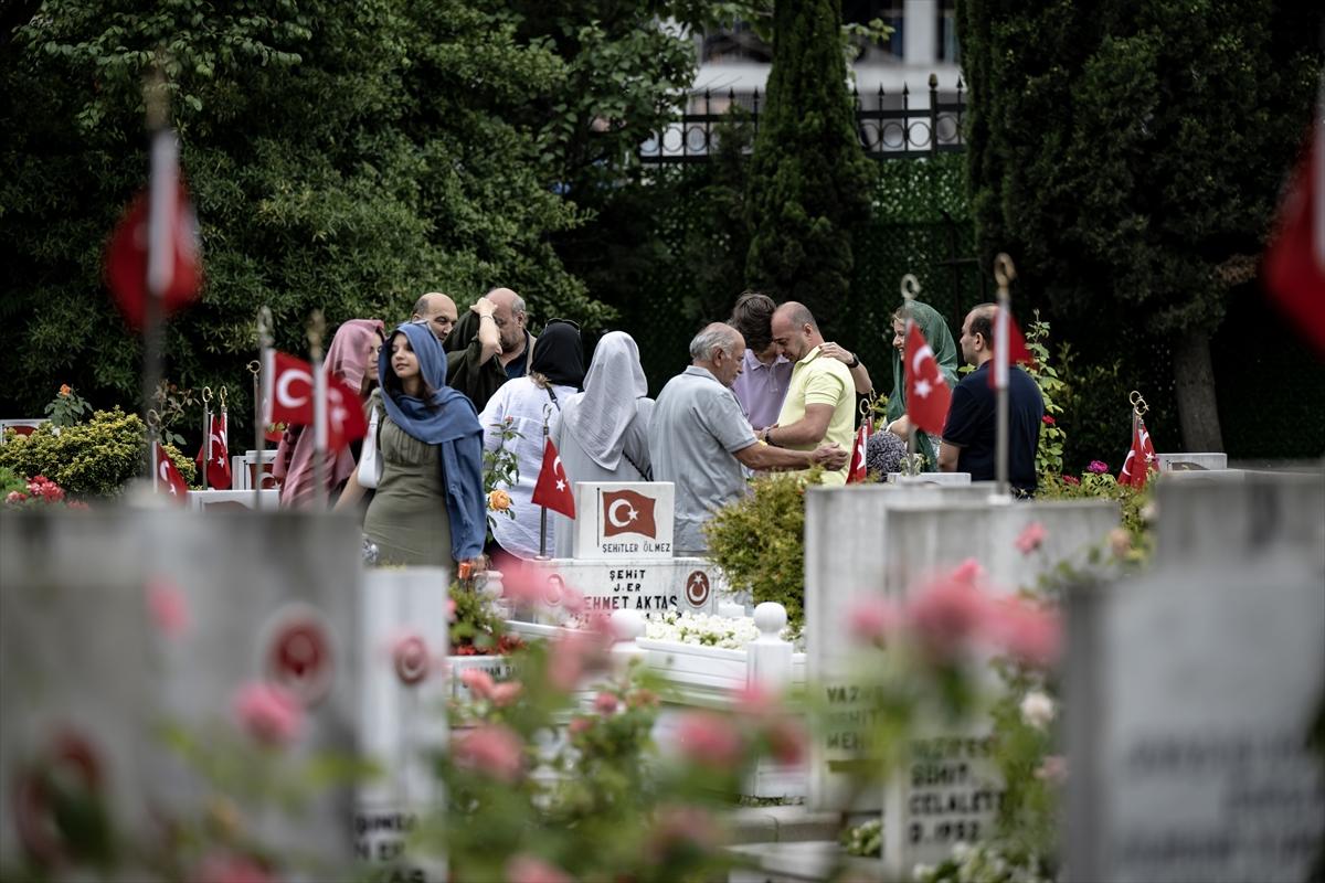 Bayramda şehitliklere buruk ziyaret