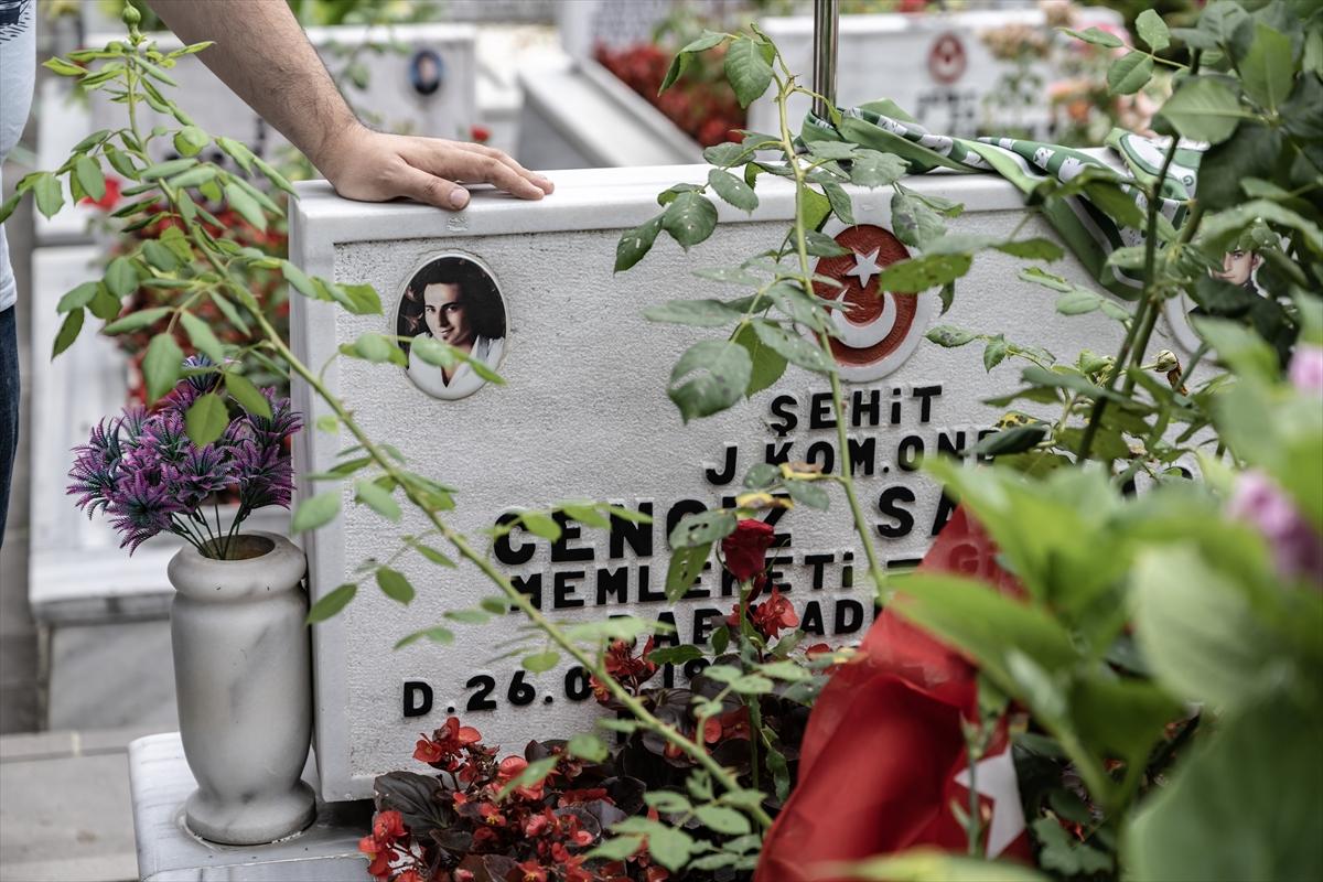 Bayramda şehitliklere buruk ziyaret