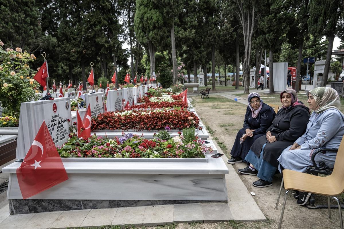 Bayramda şehitliklere buruk ziyaret