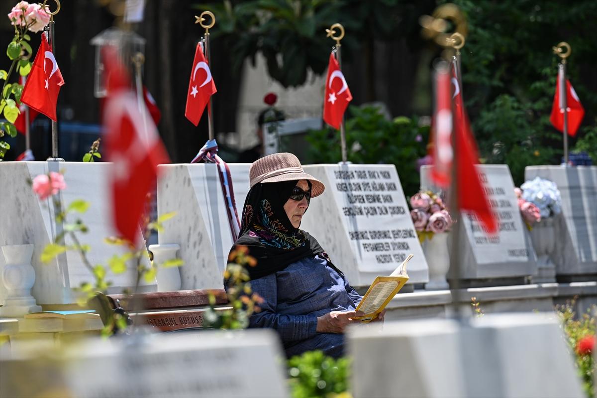 Bayramda şehitliklere buruk ziyaret