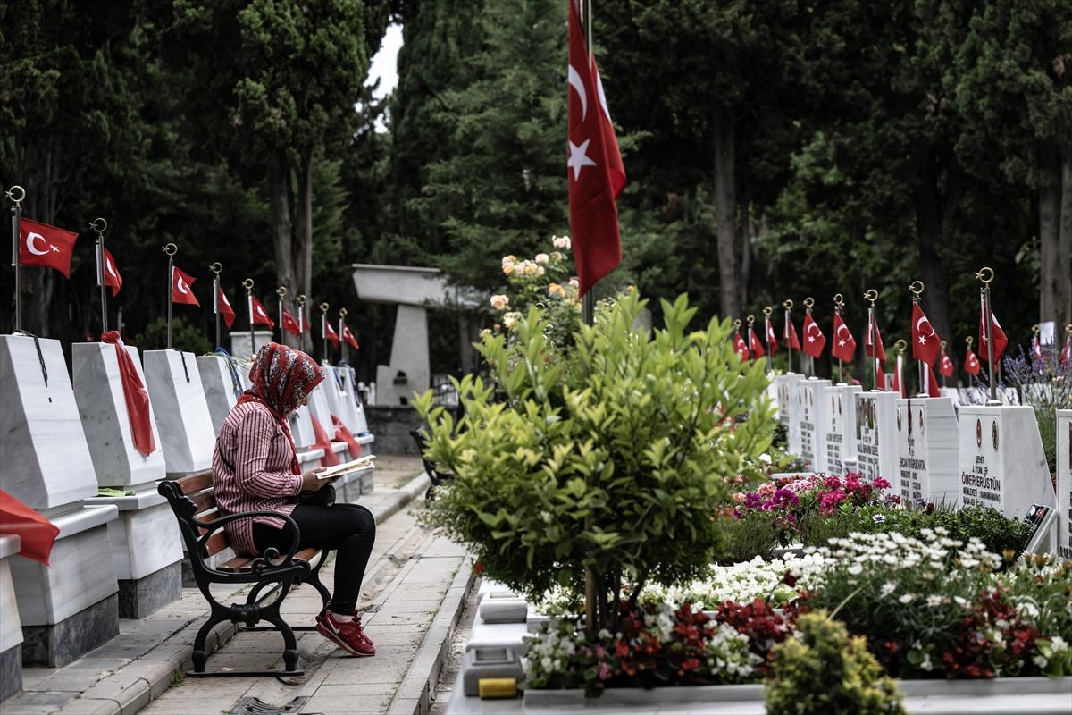 Bayramda şehitliklere buruk ziyaret