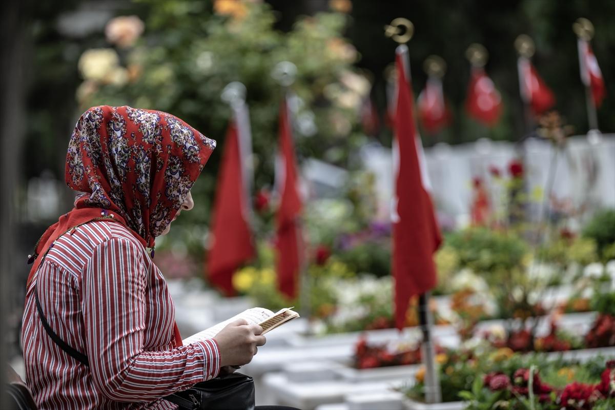 Bayramda şehitliklere buruk ziyaret