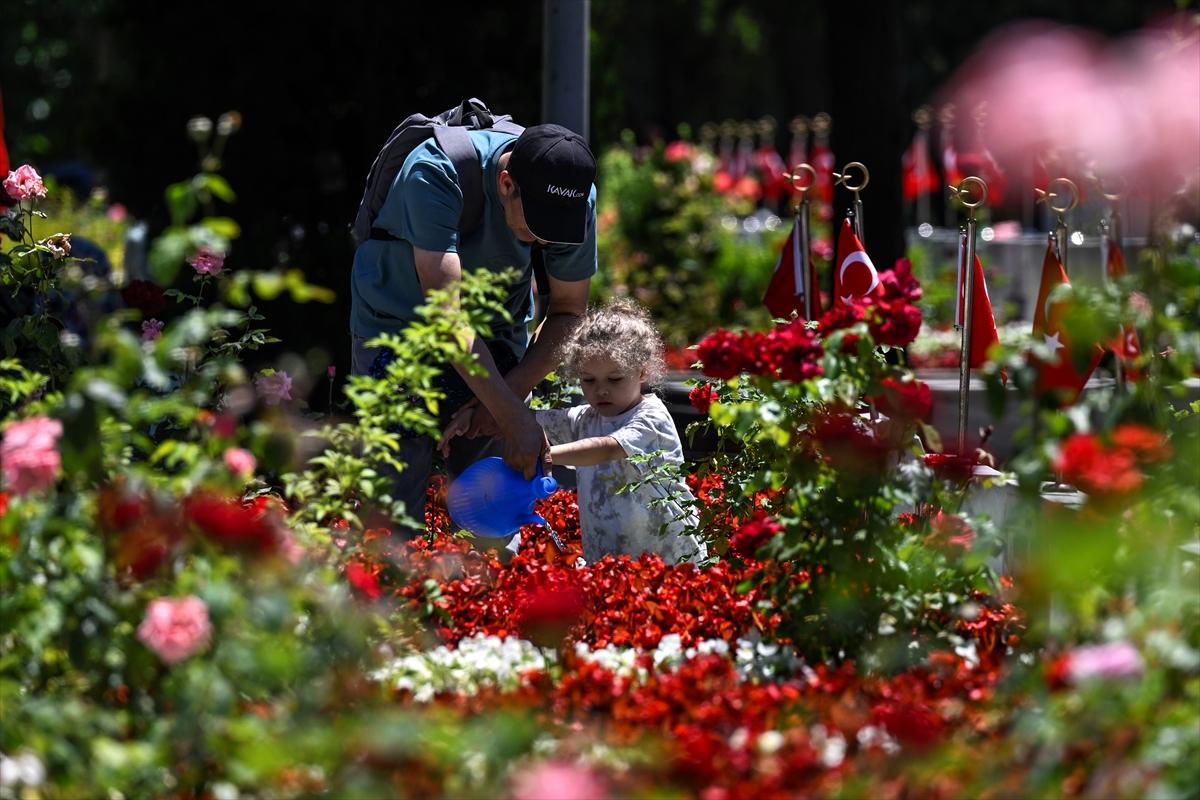 Bayramda şehitliklere buruk ziyaret