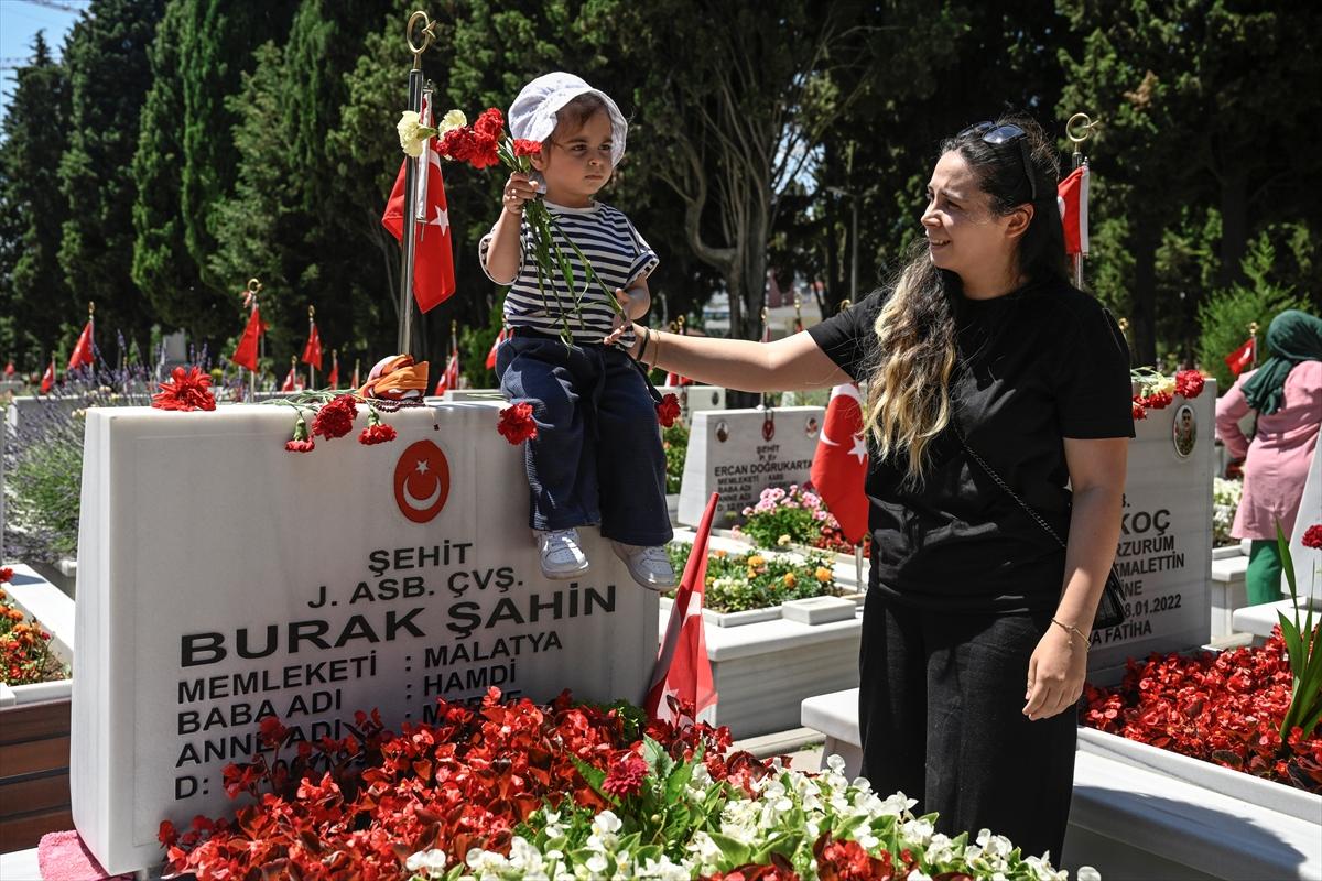 Bayramda şehitliklere buruk ziyaret