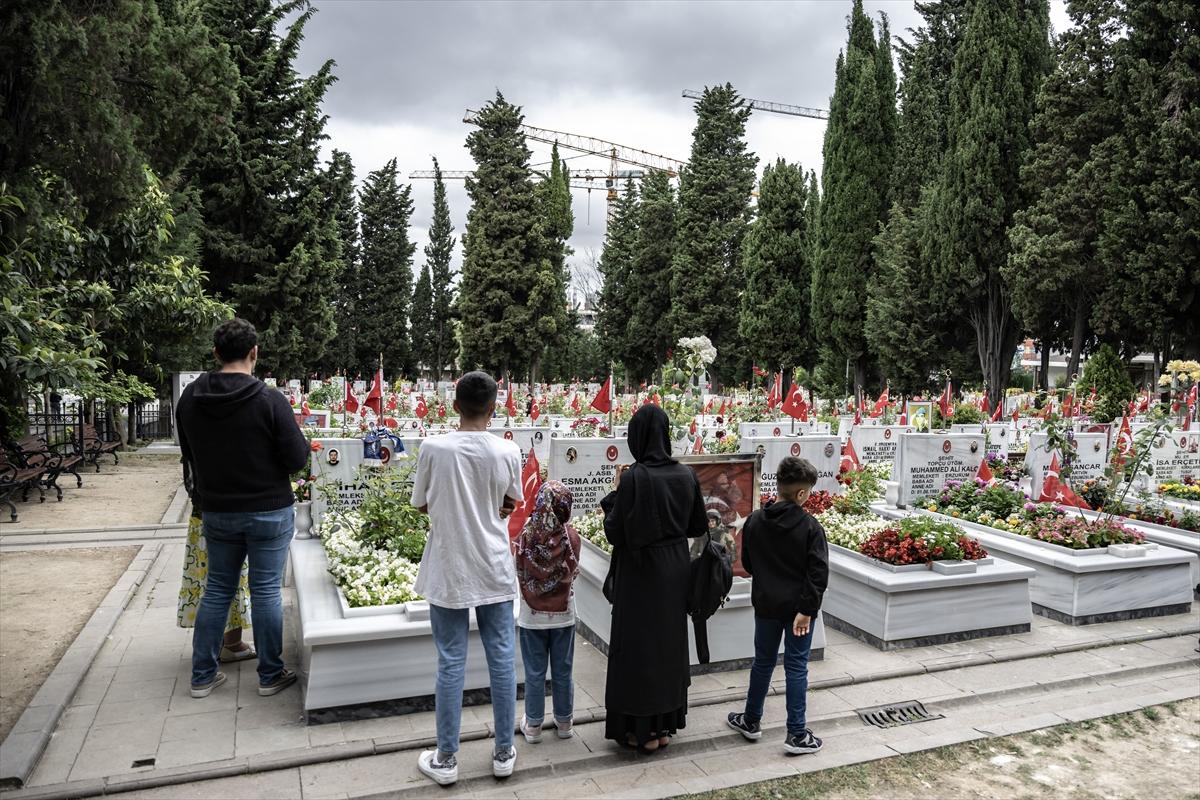 Bayramda şehitliklere buruk ziyaret
