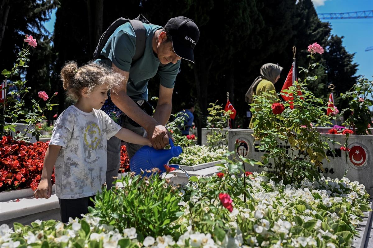 Bayramda şehitliklere buruk ziyaret