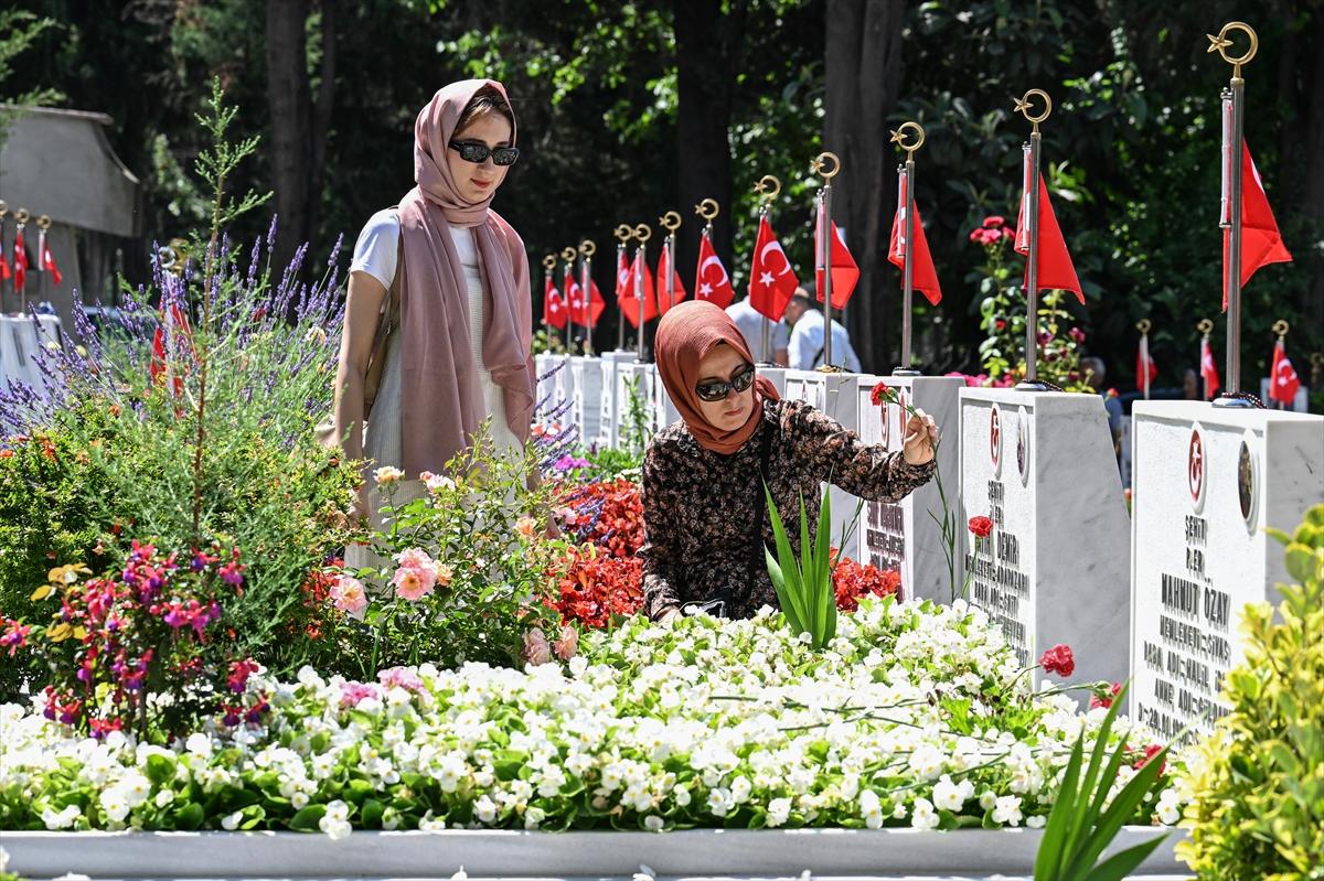 Bayramda şehitliklere buruk ziyaret