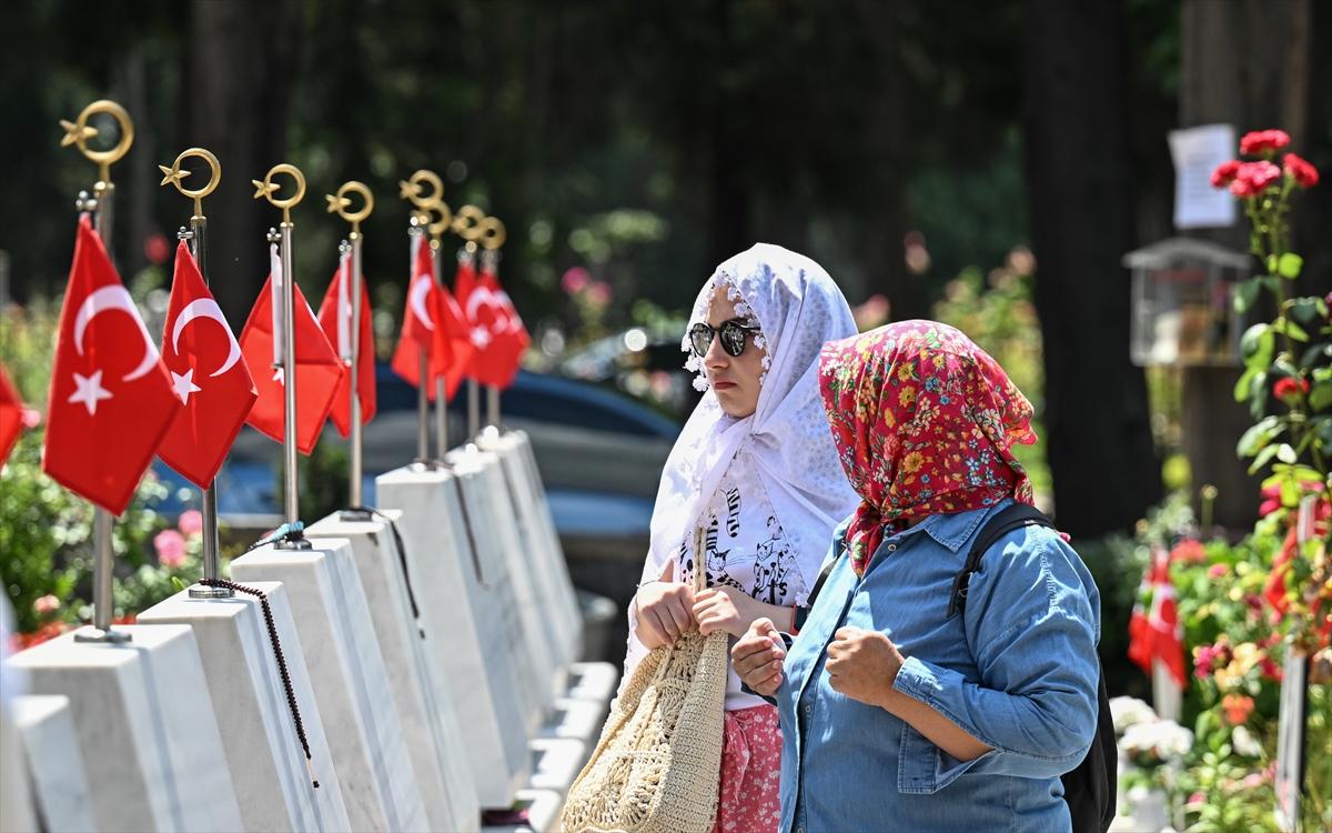 Bayramda şehitliklere buruk ziyaret