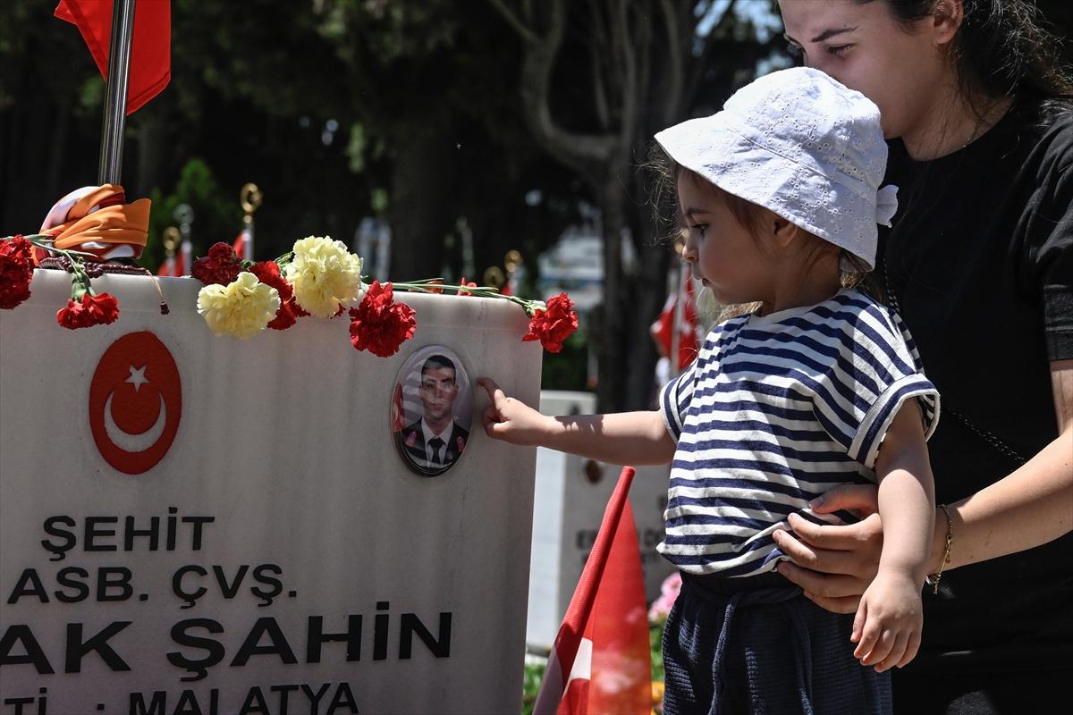 Bayramda şehitliklere buruk ziyaret