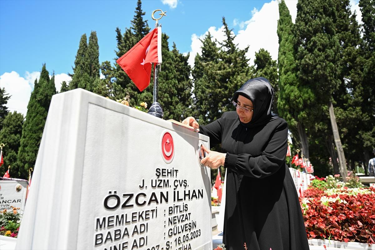 Bayramda şehitliklere buruk ziyaret