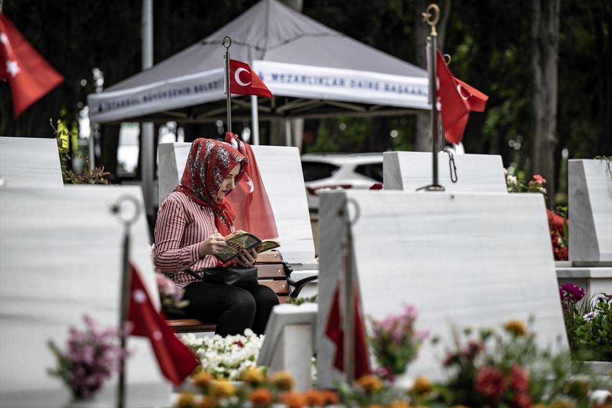 Bayramda şehitliklere buruk ziyaret
