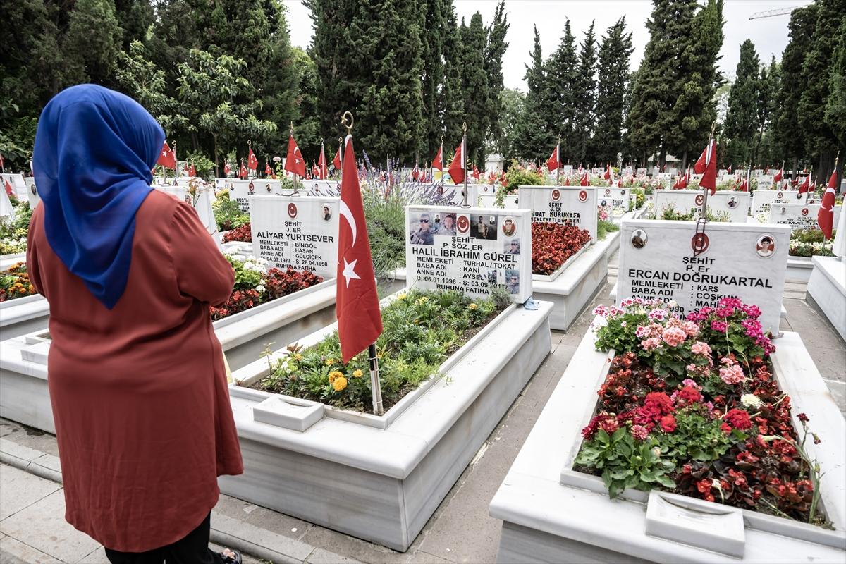 Bayramda şehitliklere buruk ziyaret