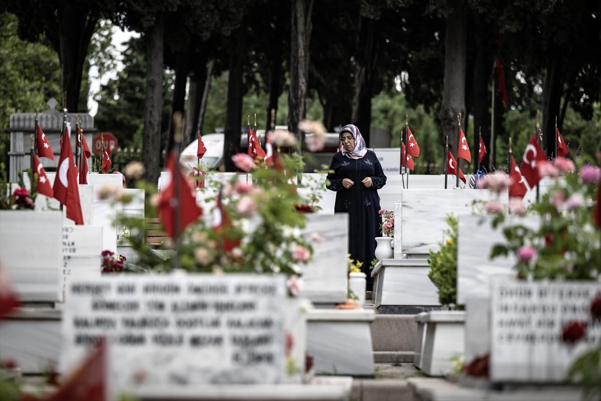 Bayramda şehitliklere buruk ziyaret