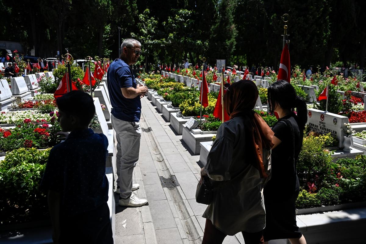 Bayramda şehitliklere buruk ziyaret