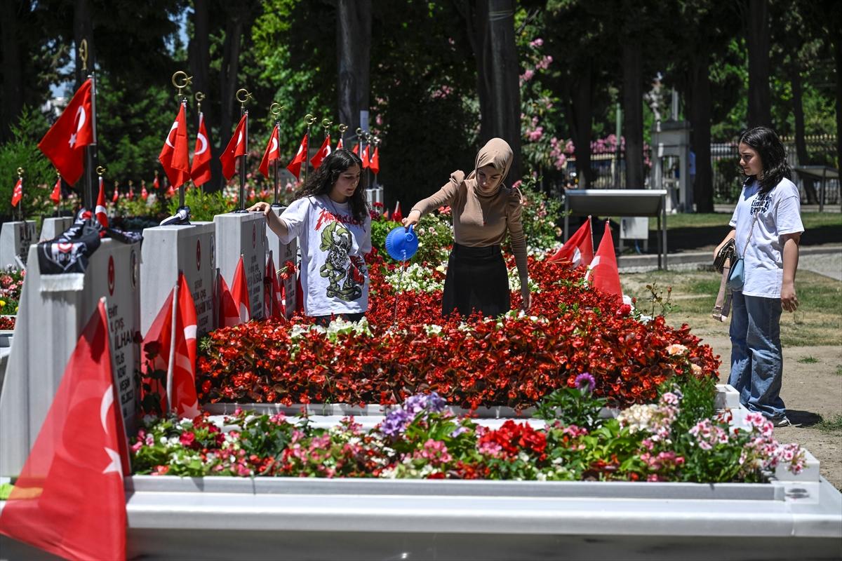 Bayramda şehitliklere buruk ziyaret