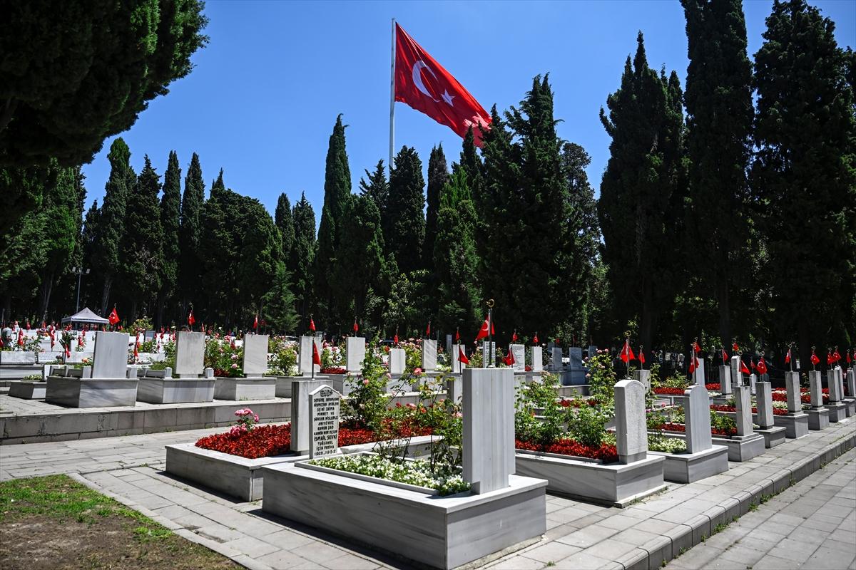 Bayramda şehitliklere buruk ziyaret