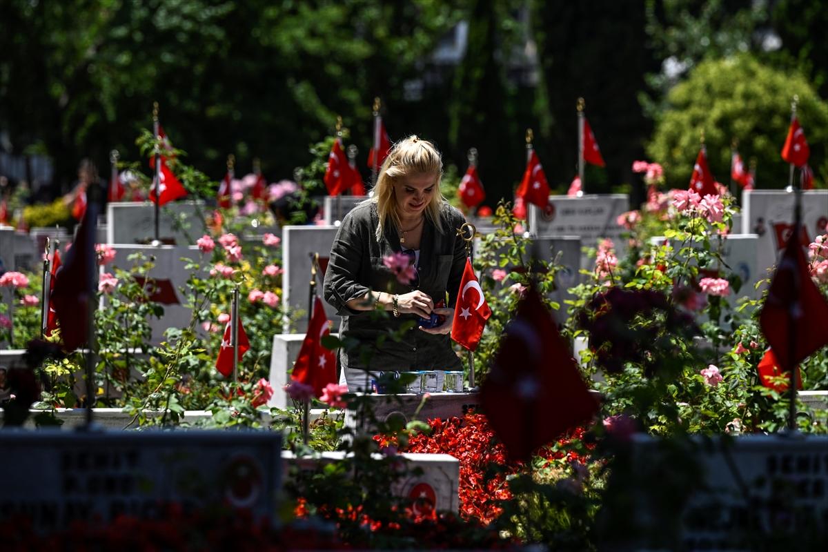 Bayramda şehitliklere buruk ziyaret