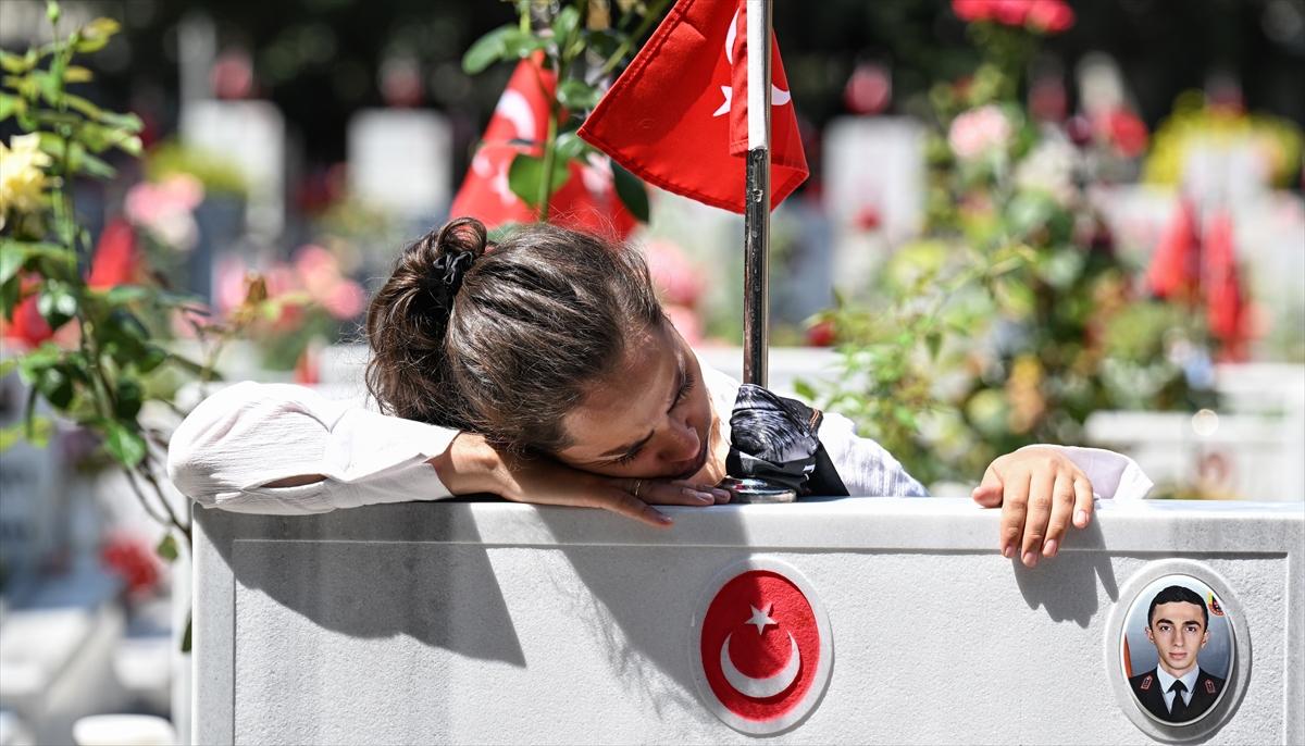 Bayramda şehitliklere buruk ziyaret