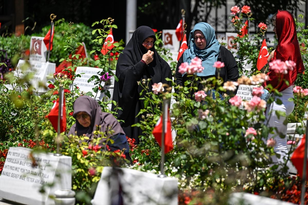 Bayramda şehitliklere buruk ziyaret