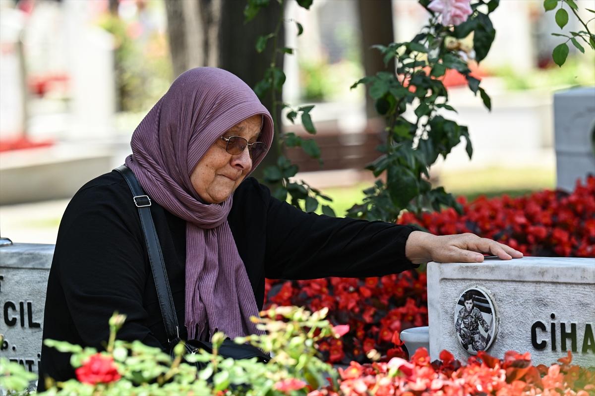 Bayramda şehitliklere buruk ziyaret