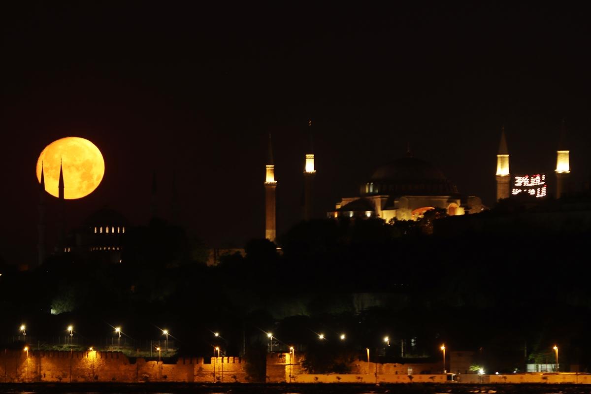 İstanbul, Ankara, ve Gaziantep'te dolunay