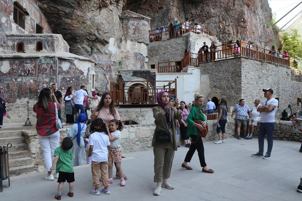 Sümela Manastırı'na ziyaretçi akını...