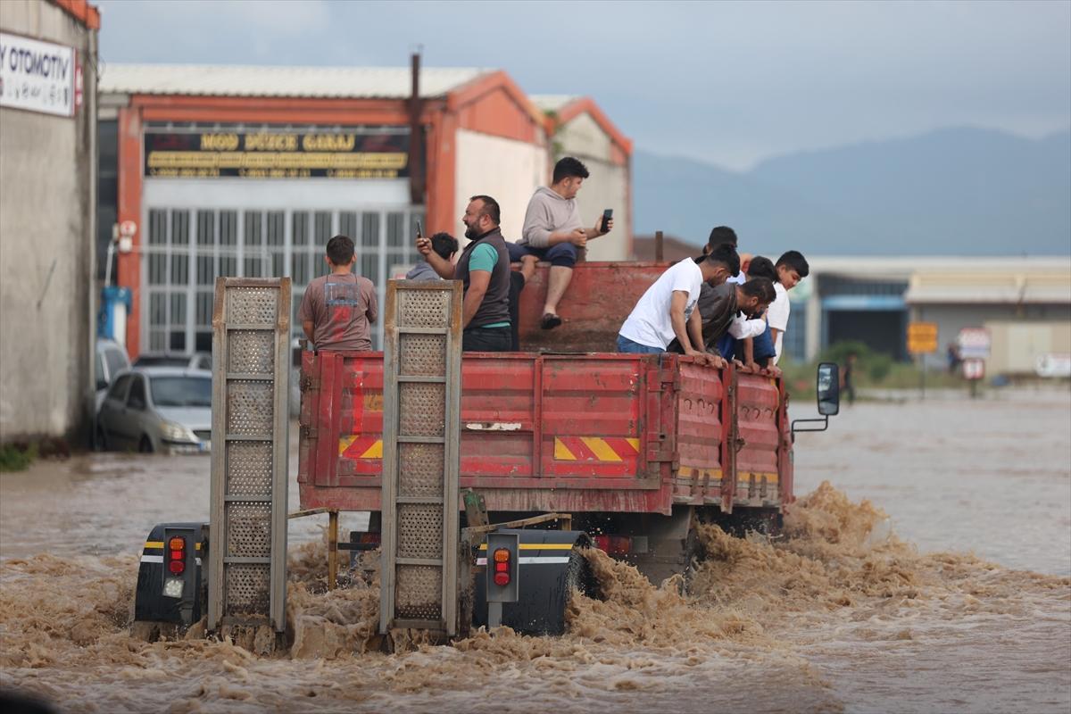Düzce'de selin ardından tahliye başladı