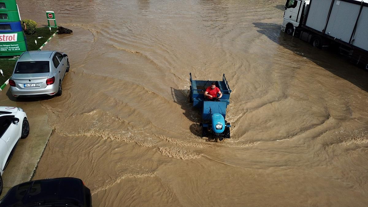 Düzce'de selin ardından tahliye başladı