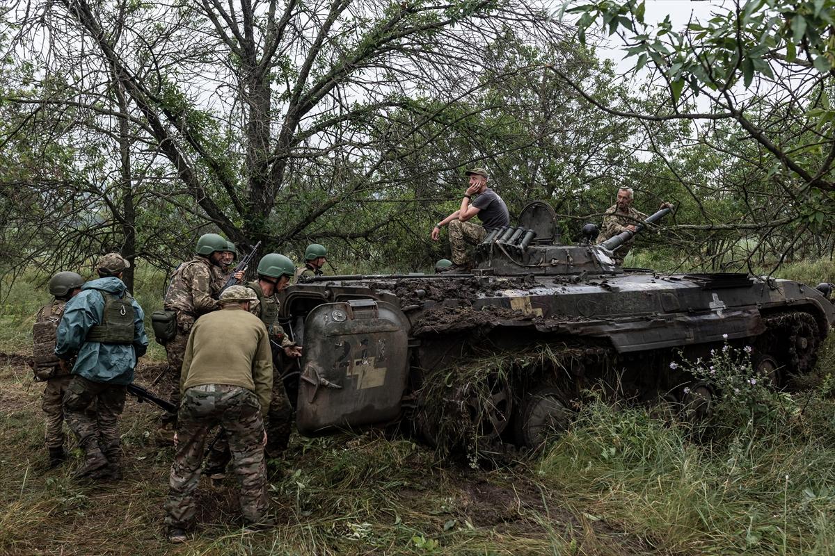 Ukrayna'da eller tetikte