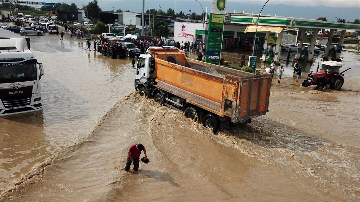 Düzce'de selin ardından tahliye başladı