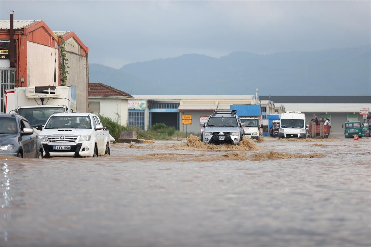 Düzce'de selin ardından tahliye başladı