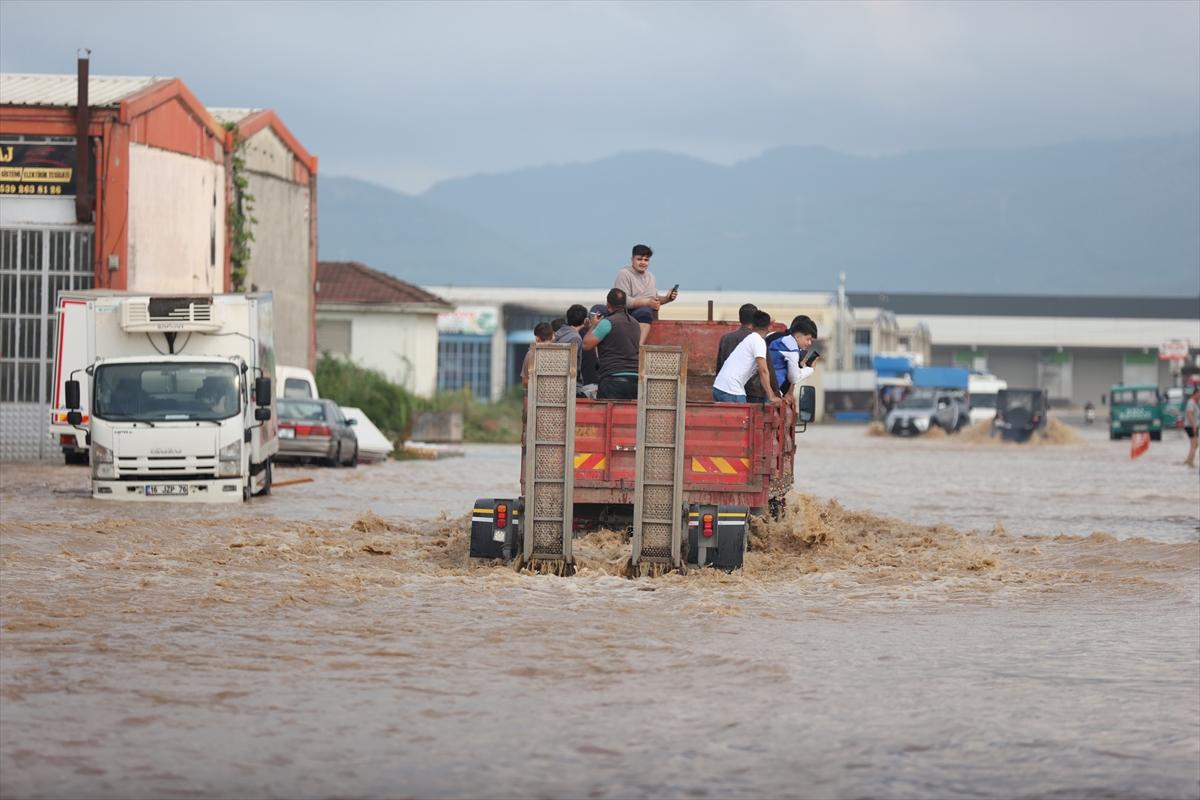 Düzce'de selin ardından tahliye başladı