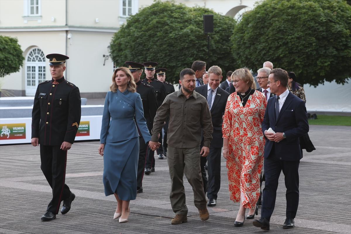 NATO Zirvesi'nde liderler ve eşleri yemekte buluştu