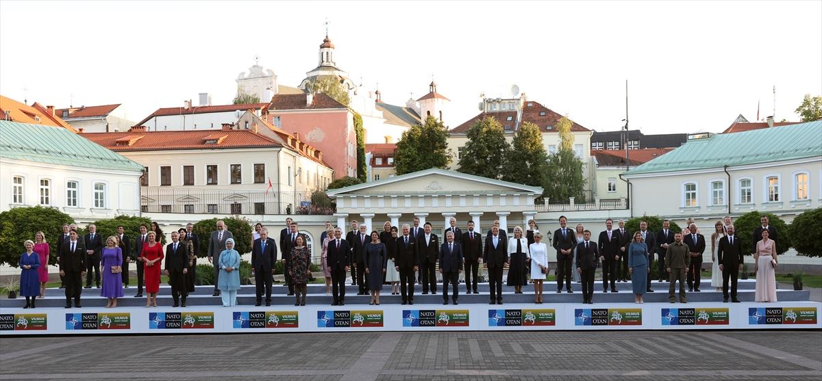 NATO Zirvesi'nde liderler ve eşleri yemekte buluştu