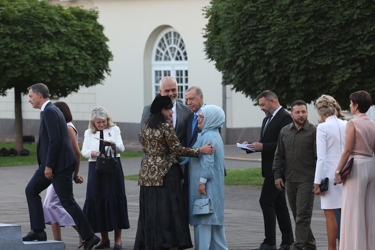 NATO Zirvesi'nde liderler ve eşleri yemekte buluştu