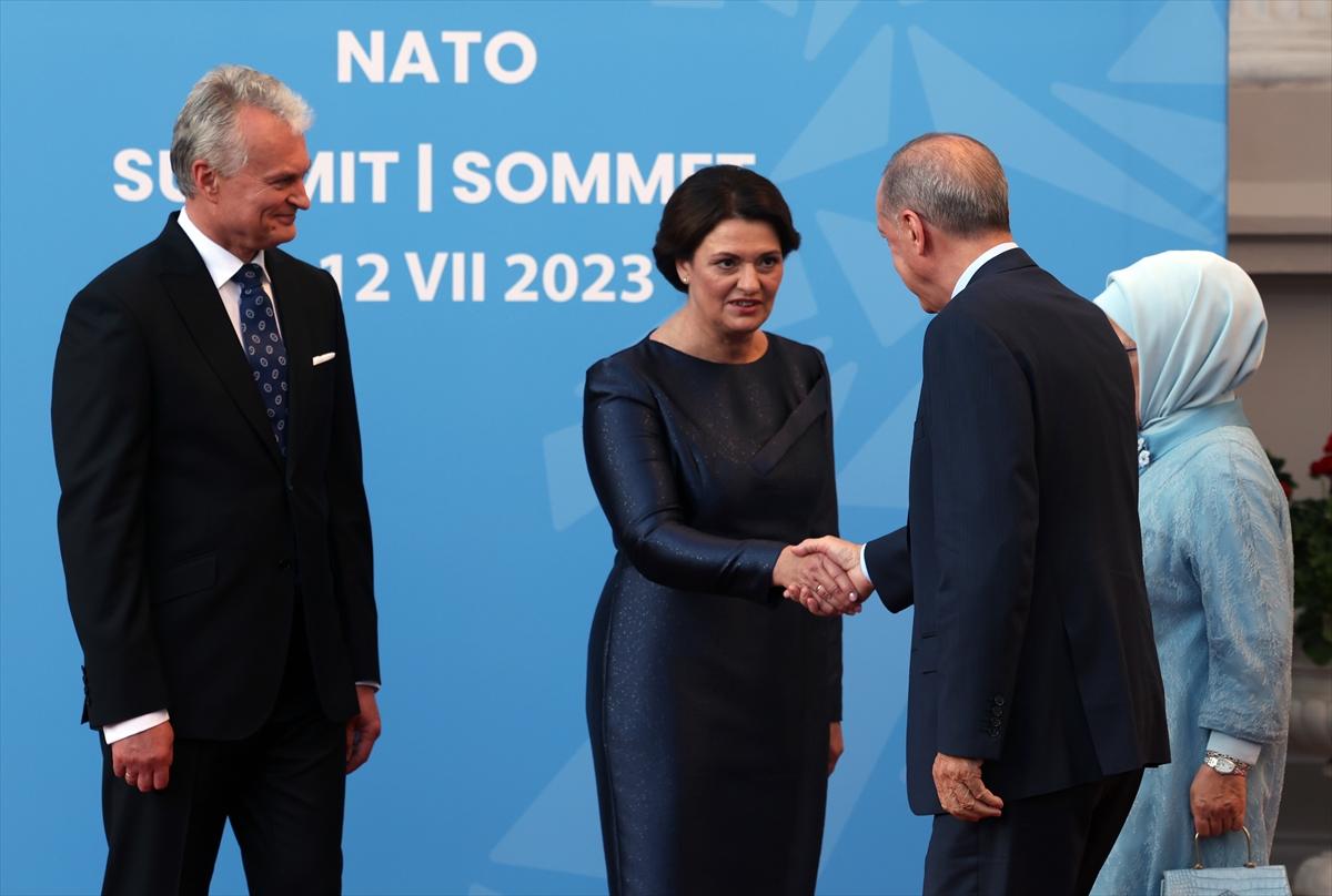 NATO Zirvesi'nde liderler ve eşleri yemekte buluştu