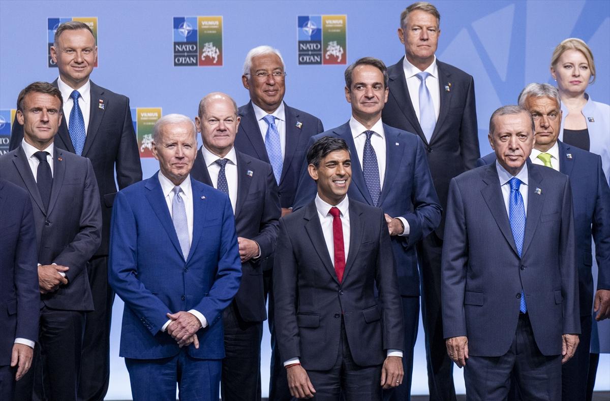 Tarihi gün! NATO Liderler Zirvesi'nden samimi kareler