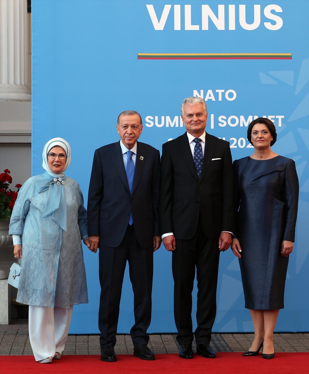 NATO Zirvesi'nde liderler ve eşleri yemekte buluştu