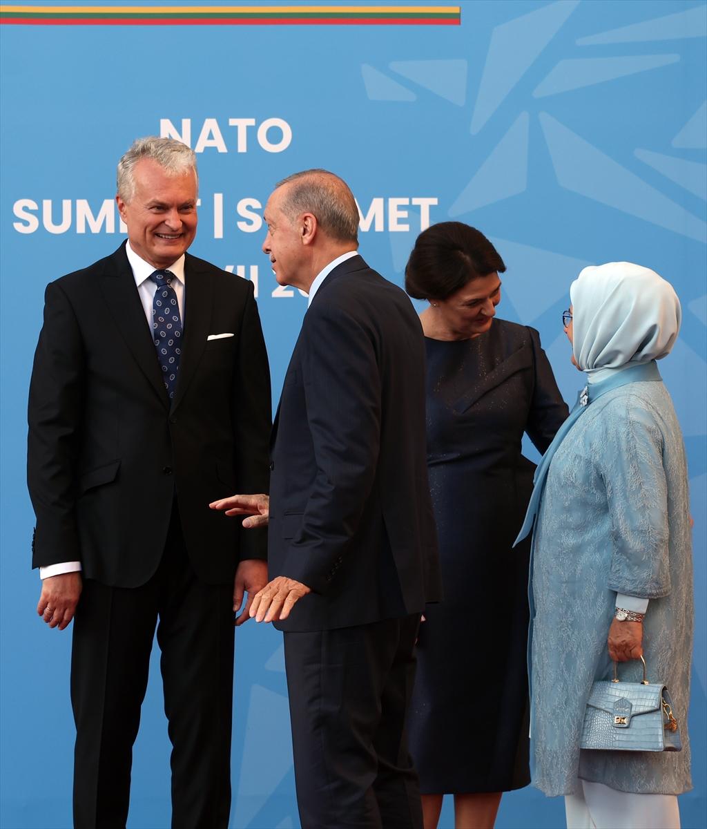 NATO Zirvesi'nde liderler ve eşleri yemekte buluştu