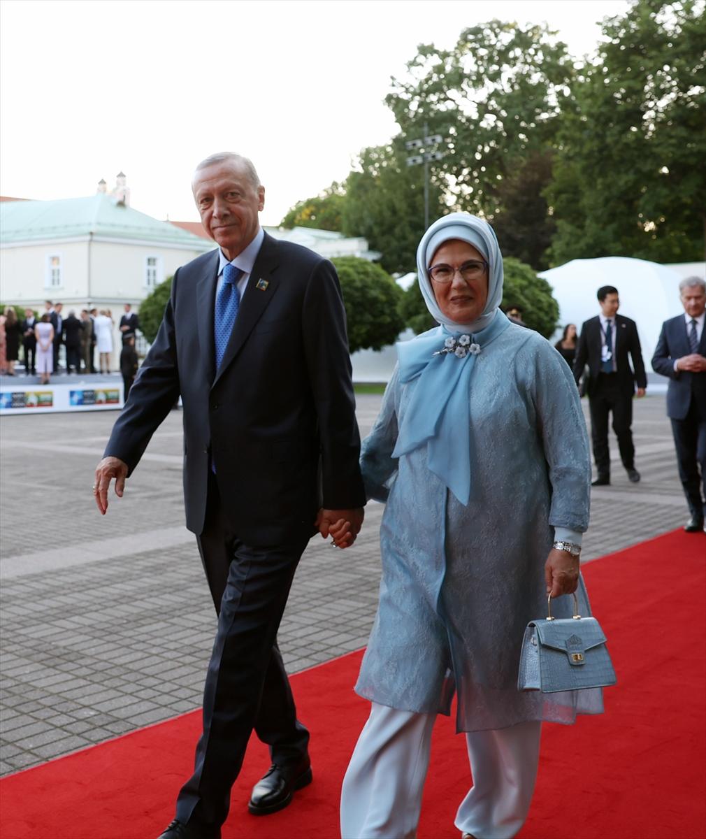 NATO Zirvesi'nde liderler ve eşleri yemekte buluştu